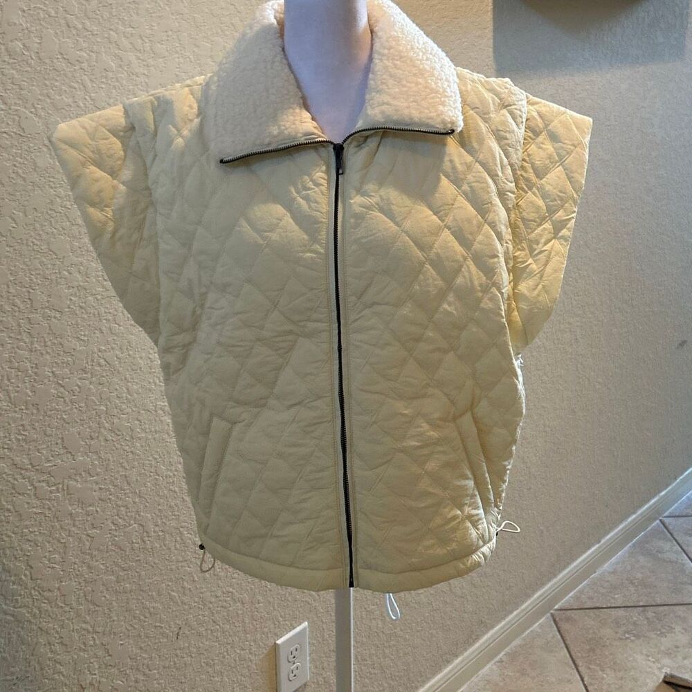 Easel Size S Cap Sleeve Quilted Vest Beige Cream Layering Jacket Neutral Fall